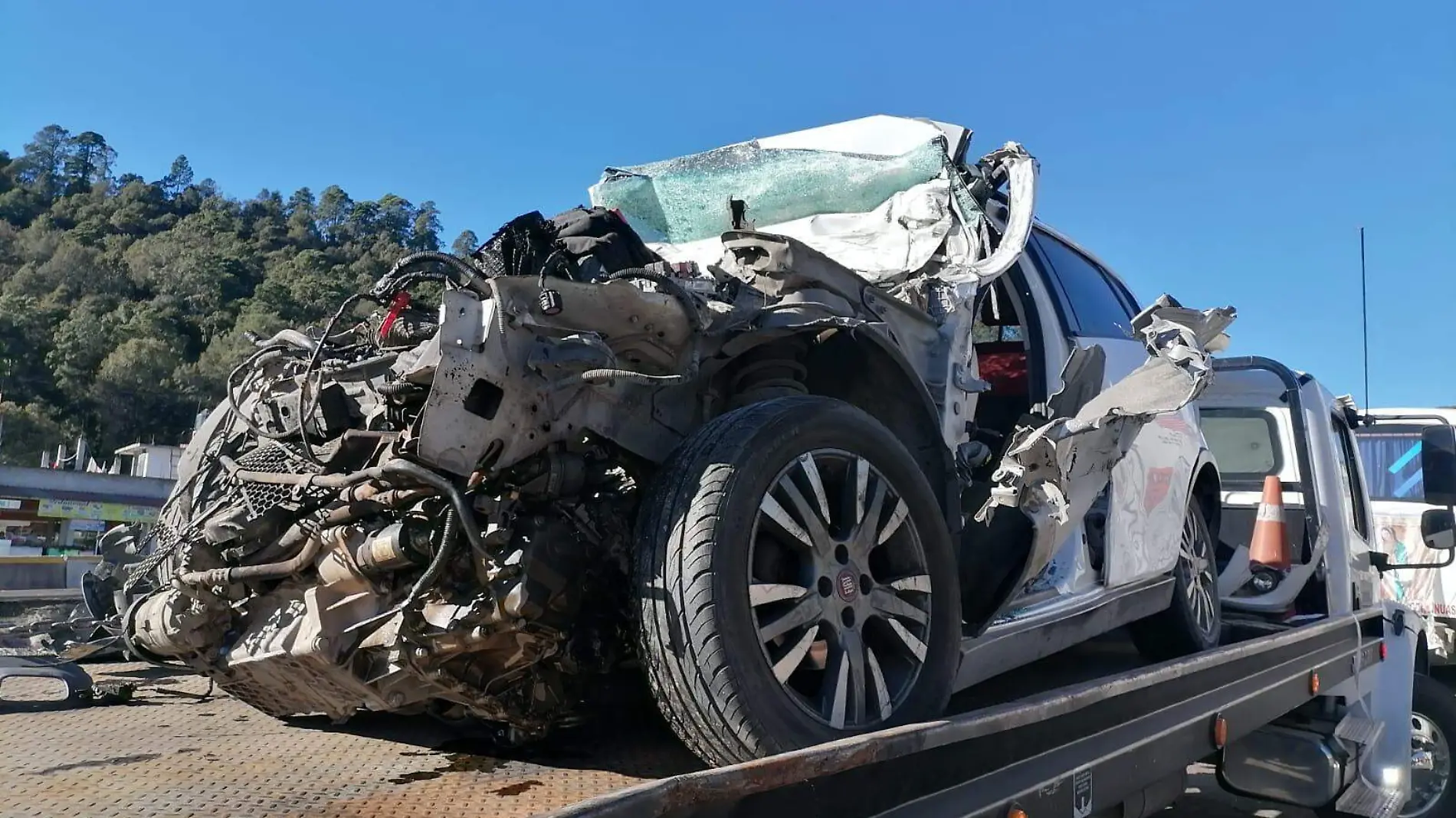 Auto se impacta contra unidad que transportaba peregrinos